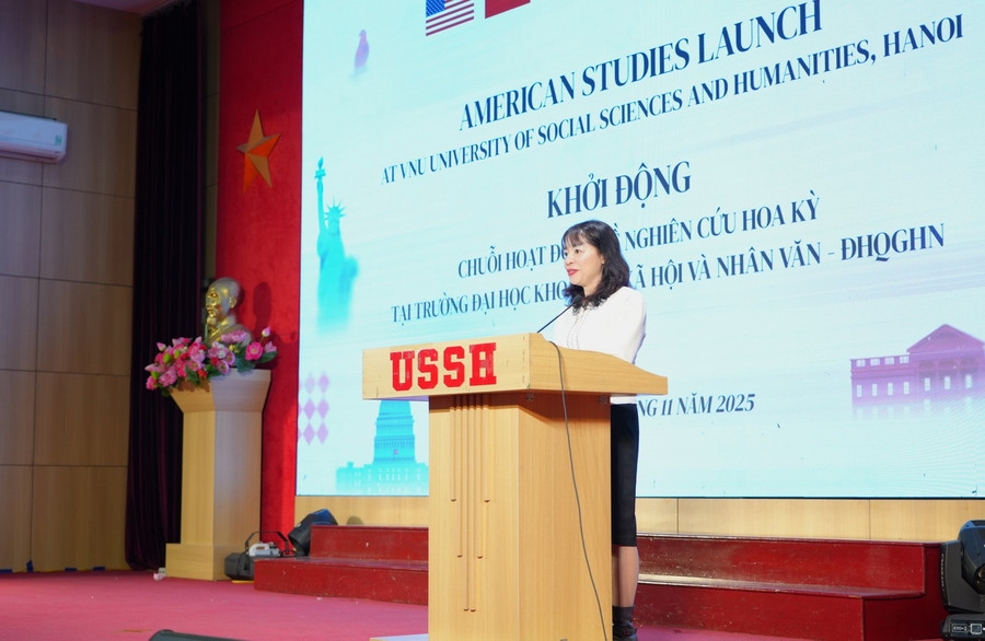 PGS.TS Đặng Thị Thu Hương – Phó Hiệu trưởng Trường ĐH Khoa học Xã hội và Nhân văn (ĐH Quốc gia Hà Nội) phát biểu tại buổi lễ. ussh-anh-1.jpg