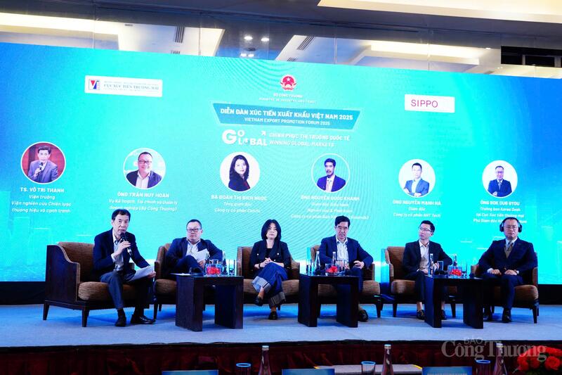 Các diễn giả tham dự tọa đàm chuyên đề “Đổi mới mô hình xuất khẩu”. Ảnh: Thái Mạnh