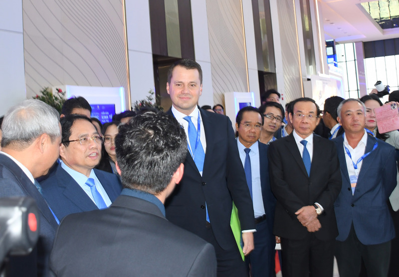 Thủ tướng Phạm Minh Chính và các đại biểu tham quan các gian hàng công nghệ tại sự kiện. Ảnh: Thanh Minh.