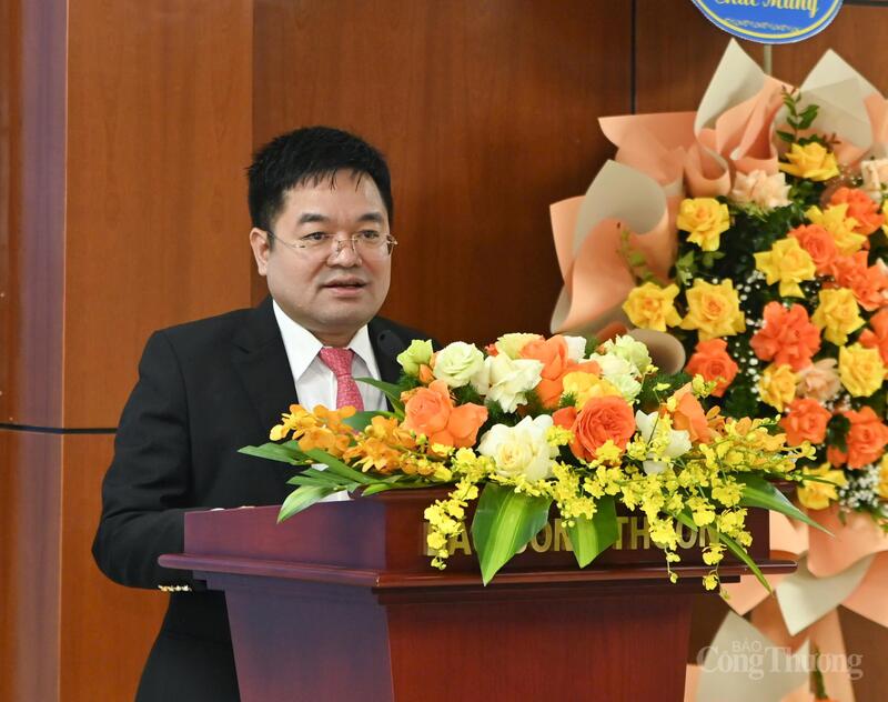 Tổng Biên tập Báo Công Thương Nguyễn Văn Minh phát biểu tại Lễ phát động quyên góp ủng hộ đồng bào khắc phục hậu quả do thiên tai, bão lũ. Ảnh: Nam Nguyễn