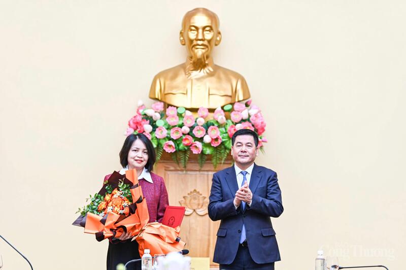 Bộ trưởng Bộ Công Thương Nguyễn Hồng Diên trao quyết định bổ nhiệm đồng chí Nguyễn Thị Thùy Linh - Trưởng Phòng Phóng viên Báo Công Thương giữ chức Phó Tổng Biên tập Báo Công Thương.