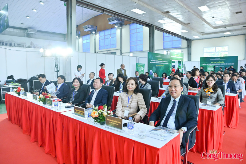 Thứ trưởng Nguyễn Hoàng Long cùng các đại biểu tham dự lễ khai mạc Hội chợ triển lãm. Ảnh: Nam Nguyễn