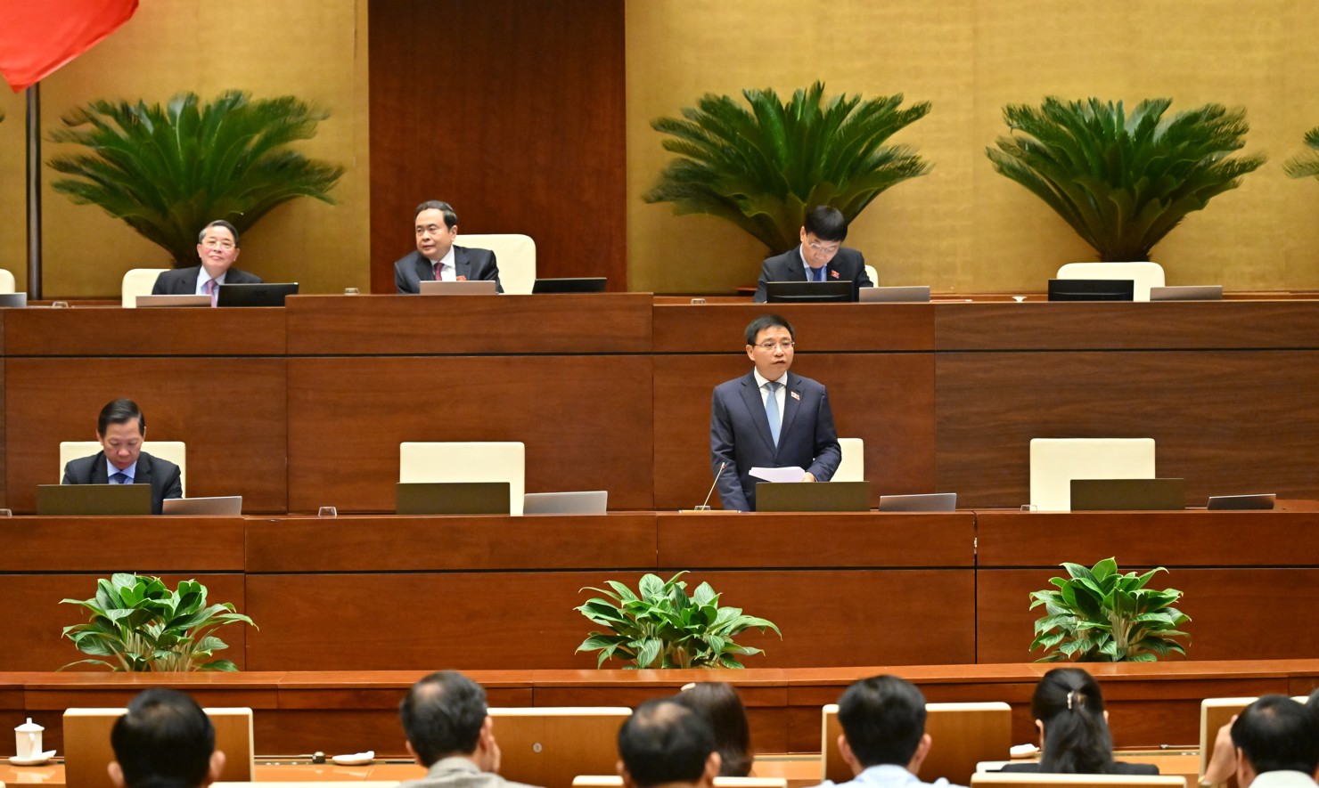 Bộ trưởng Bộ Tài chính Nguyễn Văn Thắng phát biểu tại phiên họp.