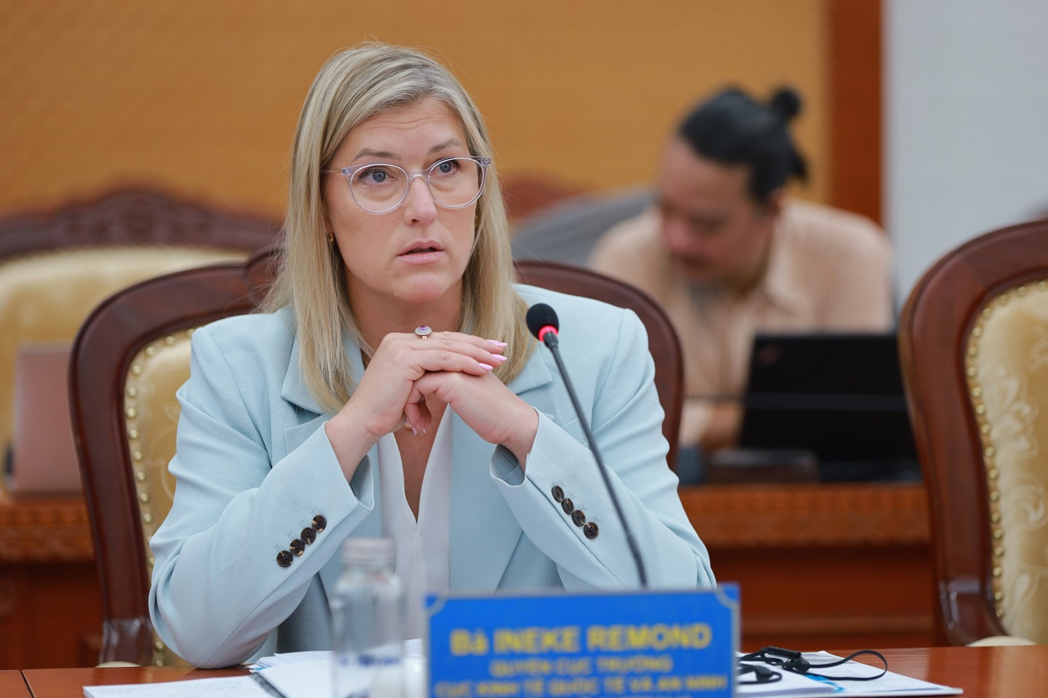 Bà Inexe Remond – Nguyên Cục trưởng Cục Kinh tế Quốc tế và An ninh, Bộ Ngân khố Australia phát biểu tại phiên thảo luận.