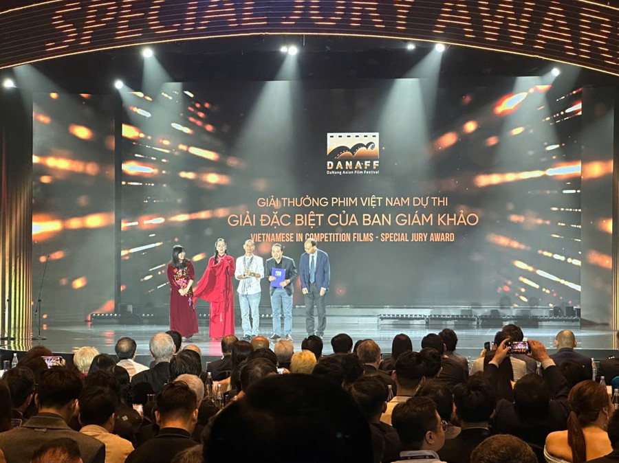 Vào tháng 7/2025, phim 'Trạng Quỳnh nhí' cũng giành giải Đặc biệt của Ban Giám khảo - hạng mục Phim Việt Nam dự thi tại Liên hoan Phim quốc tế châu Á Đà Nẵng - DANAFF 2025. phim-doanh-thu-thap-vi-kem-hap-dan-2.jpg