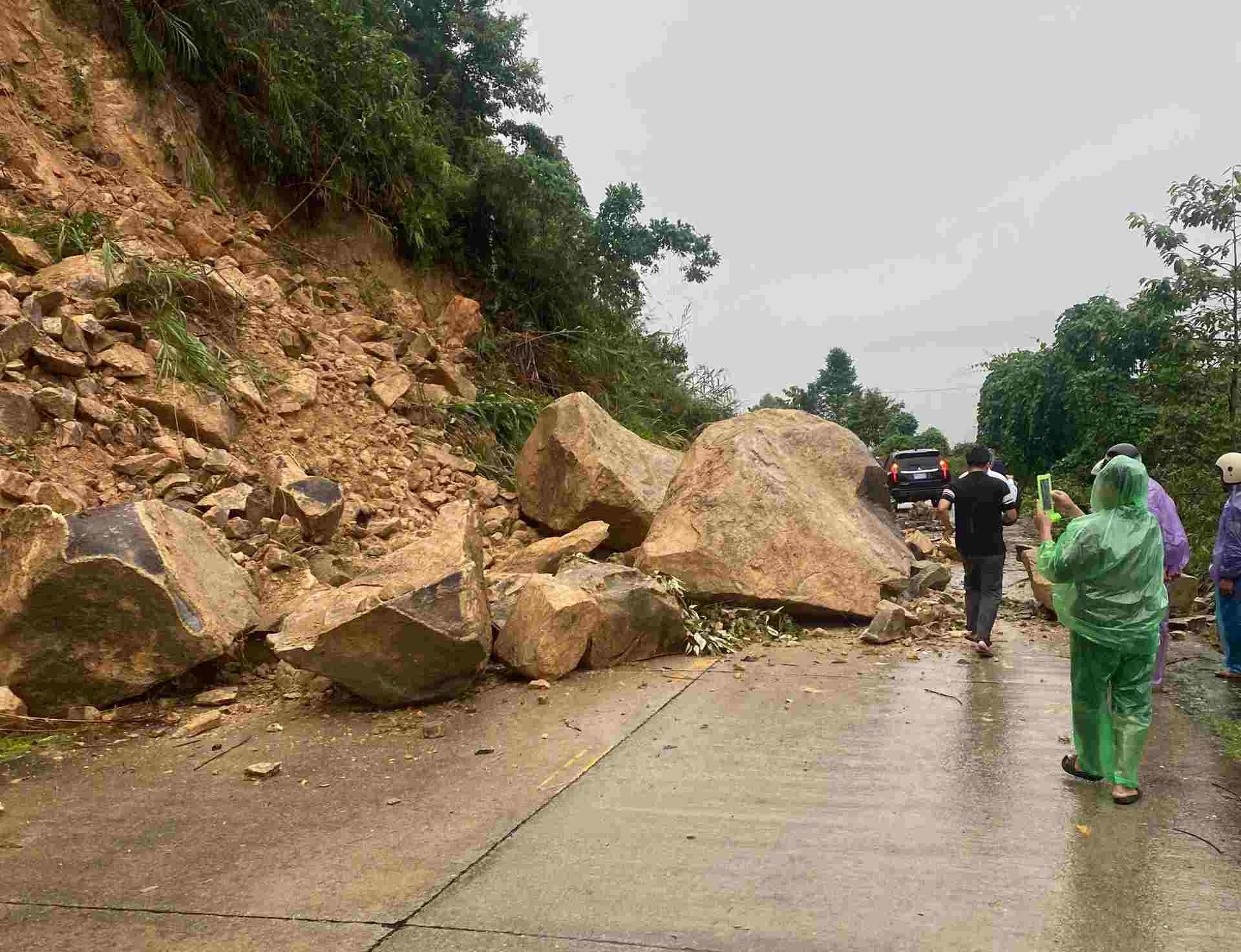 Phía Tây Quảng Ngãi hiện cũng là điểm nóng sạt lở núi. Một điểm sạt lở trên đường Đông Trường Sơn, đoạn qua xã Sơn Tây. Ảnh: Thanh Bình
