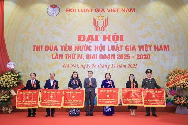 Chủ tịch Hội Luật gia Việt Nam tặng cờ thi đua cho các đơn vị điển hình tiên tiến. Chủ tịch Hội Luật gia Việt Nam tặng cờ thi đua cho các đơn vị điển hình tiên tiến.