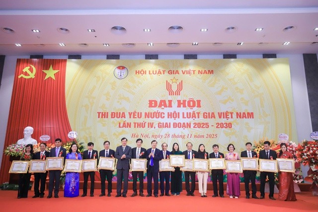 Lãnh đạo Hội Luật gia Việt Nam tặng bằng khen cho các điển hình tiên tiến. Lãnh đạo Hội Luật gia Việt Nam tặng bằng khen cho các điển hình tiên tiến.