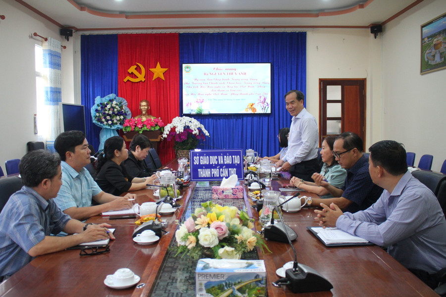 Quang cảnh buổi làm việc. can-tho-hoi-viet-phap-2.jpg