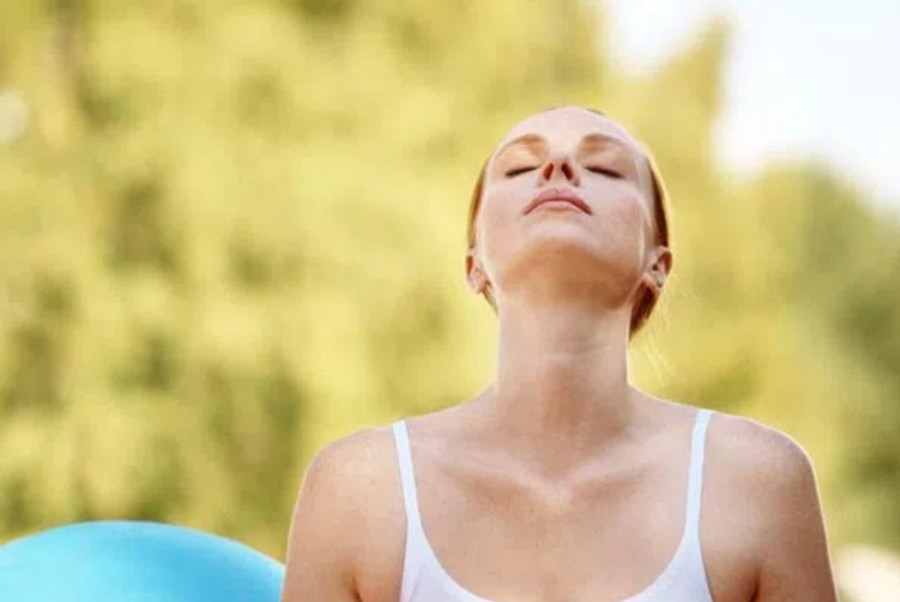 Các phương pháp thở, đặc biệt là kỹ thuật thở theo vòng lặp dài, có thể làm giảm tần số thở và tăng cảm xúc tích cực. (Ảnh: ITN) 2-cac-phuong-phap-tho.jpg