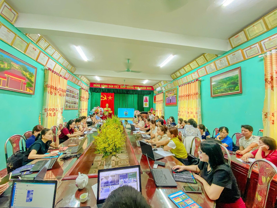 Giáo viên Trường Tiểu học Đồng Thịnh, xã Yên Lập (Phú Thọ) được tập huấn ứng dụng công nghệ AI trong dạy học. 2-tap-huan-ai.jpg