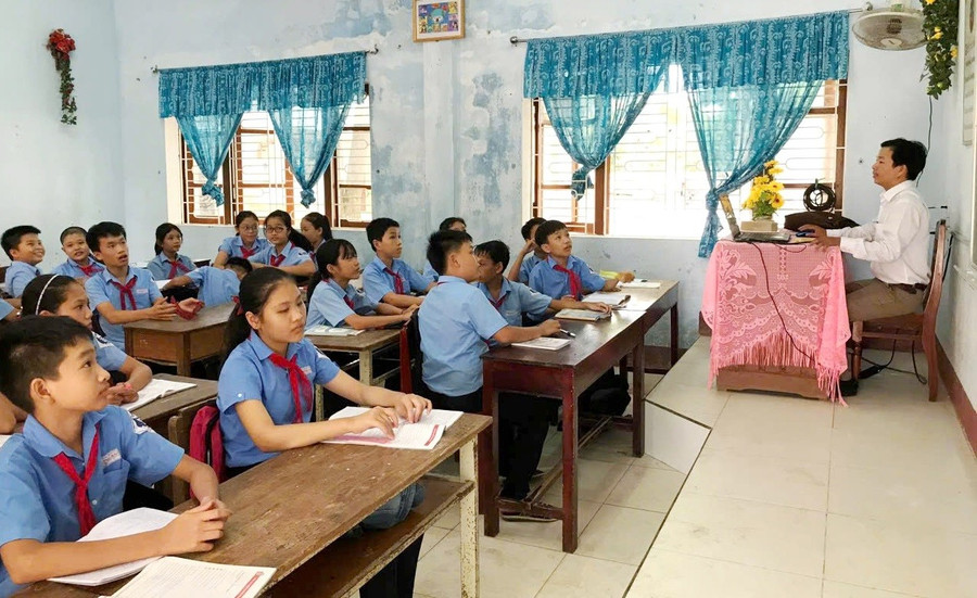 Thầy Lê Văn Thà 18 năm qua đi dạy xa ở Trường THCS Phong An với hơn 1 tiếng đến trường.