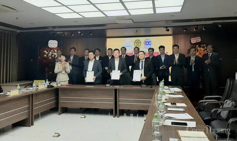 Ký kết và trao thoả thuận, hợp đồng hợp tác giữa các đơn vị. Ảnh: N.H