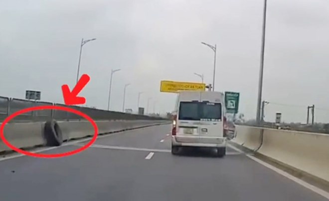 Xe container rơi 2 bánh khi đang chạy trên cao tốc Bãi Vọt - Hàm Nghi