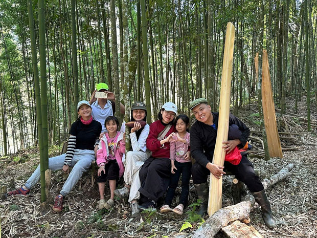 Du khách trải nghiệm, khám phá các hoạt động du lịch sinh thái tại địa phương.