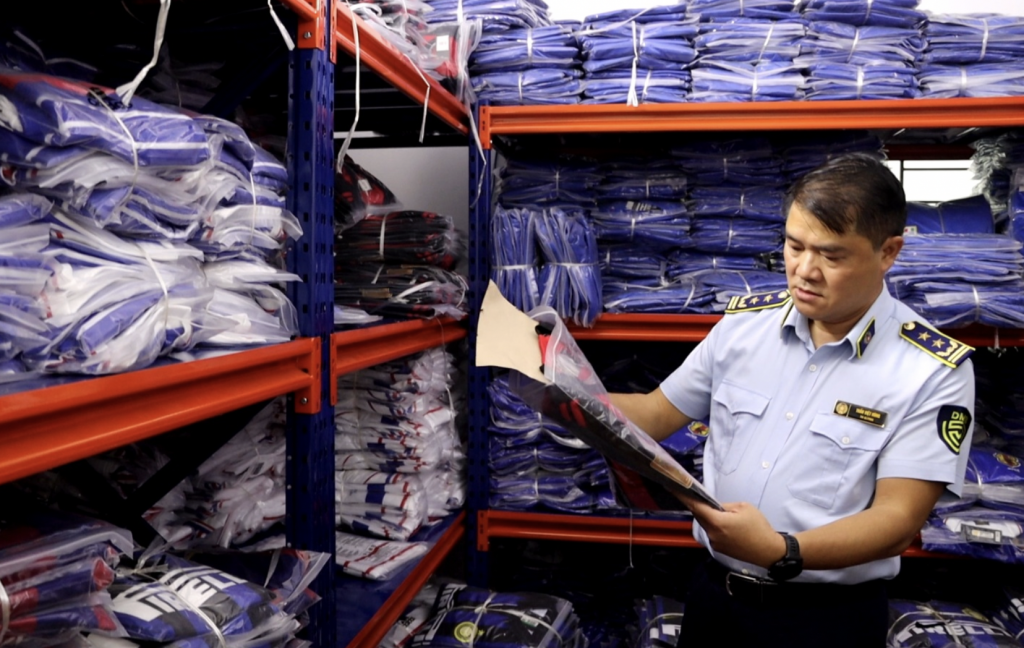 Phát hiện gần 6.500 bộ quần áo nghi giả nhãn hiệu bán trên thương mại điện tử Phát hiện gần 6.500 bộ quần áo nghi giả nhãn hiệu bán trên thương mại điện tử