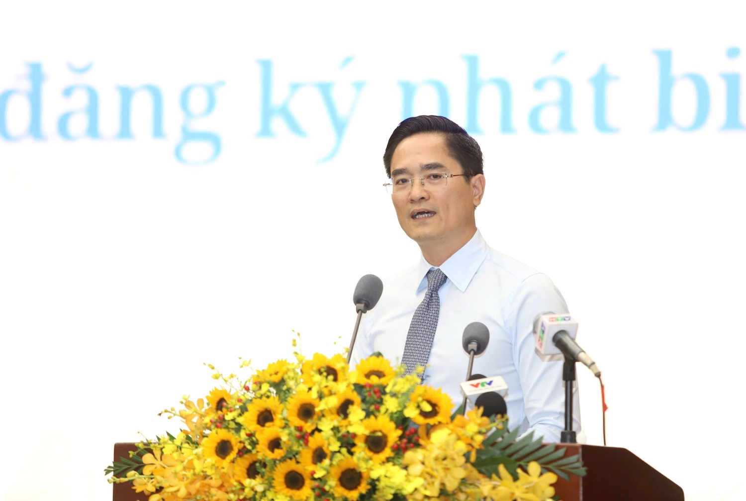 Giám đốc Sở Xây dựng TPHCM Trần Quang Lâm trả lời chất vấn. Ảnh: Ngô Tùng