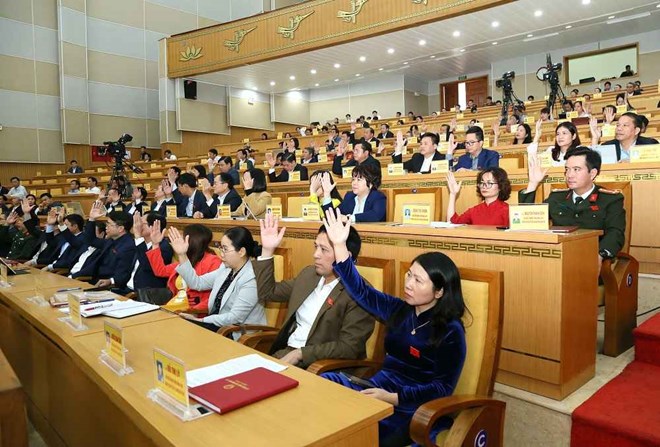 Các đại biểu HĐND tỉnh biểu quyết thông qua các nghị quyết tại Kỳ họp. Ảnh: Cổng TTĐT tỉnh Hưng Yên