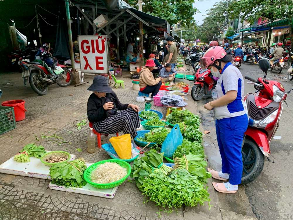 Giá rau củ quả vẫn chưa có dấu hiệu hạ nhiệt, song giá ớt lại tăng cao bất ngờ. Ảnh: Thanh Huyền