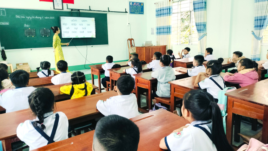 Đối với cấp Tiểu học học 1 buổi/ngày, khu vực xã mức học phí là 200.000 đồng/người học/tháng. hoc-sinh-tro-lai-truong-8.jpg