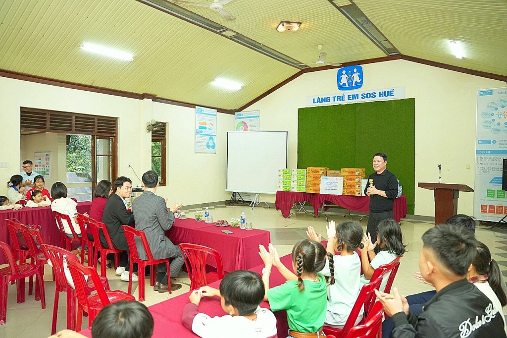 Shinhan Life Việt Nam tổ chức trao tặng quà tại Làng trẻ em SOS Đà Nẵng và TP. Huế Shinhan Life Việt Nam tổ chức trao tặng quà tại Làng trẻ em SOS Đà Nẵng và TP. Huế