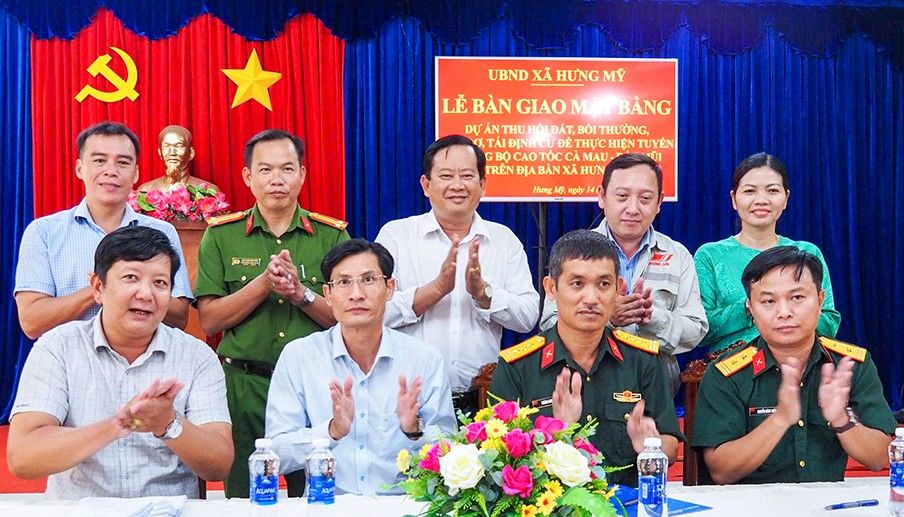 Xã Hưng Mỹ, Cà Mau bàn giao mặt bằng cho đơn vị thi công cao tốc Cà Mau - Đất Mũi. Ảnh: Nhật Hồ