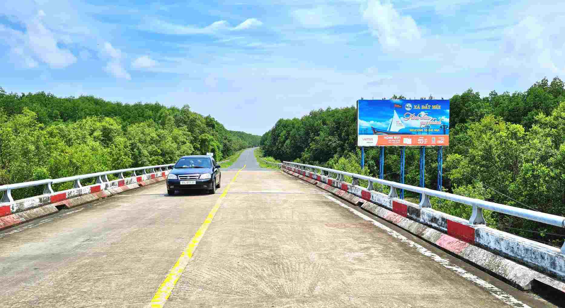 Đường về Đất Mũi hiện hữu. Ảnh: Nhật Hồ