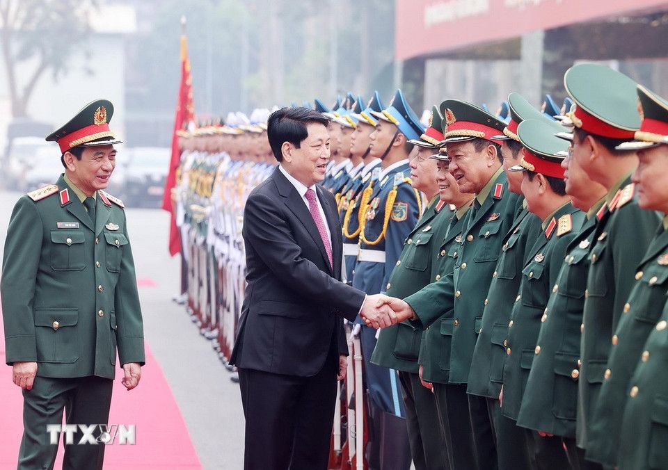 Chủ tịch nước Lương Cường với các lãnh đạo Quân ủy Trung ương, Bộ Quốc phòng. Ảnh: TTXVN