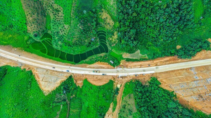 Nhưng với hơn 3.000 con người đang bám trụ trên công trường, con đường ấy đã hiện diện trong cuộc sống họ suốt nhiều tháng qua – trong những bữa cơm vội, những ca làm xuyên đêm, những quyết định thận trọng giữa áp lực tiến độ.