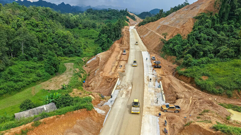 Cao tốc Đồng Đăng - Trà Lĩnh có tổng chiều dài 121 km, được phân kỳ đầu tư thành 2 giai đoạn với tổng mức đầu tư gần 23.000 tỉ đồng. Trải dài qua địa phận Lạng Sơn và Cao Bằng, giai đoạn 1 của dự án dài hơn 93km bao gồm 64 cây cầu vượt bắc qua hai dòng sông Kỳ Cùng, Bằng Giang cùng vô số khe suối và tỉnh lộ.