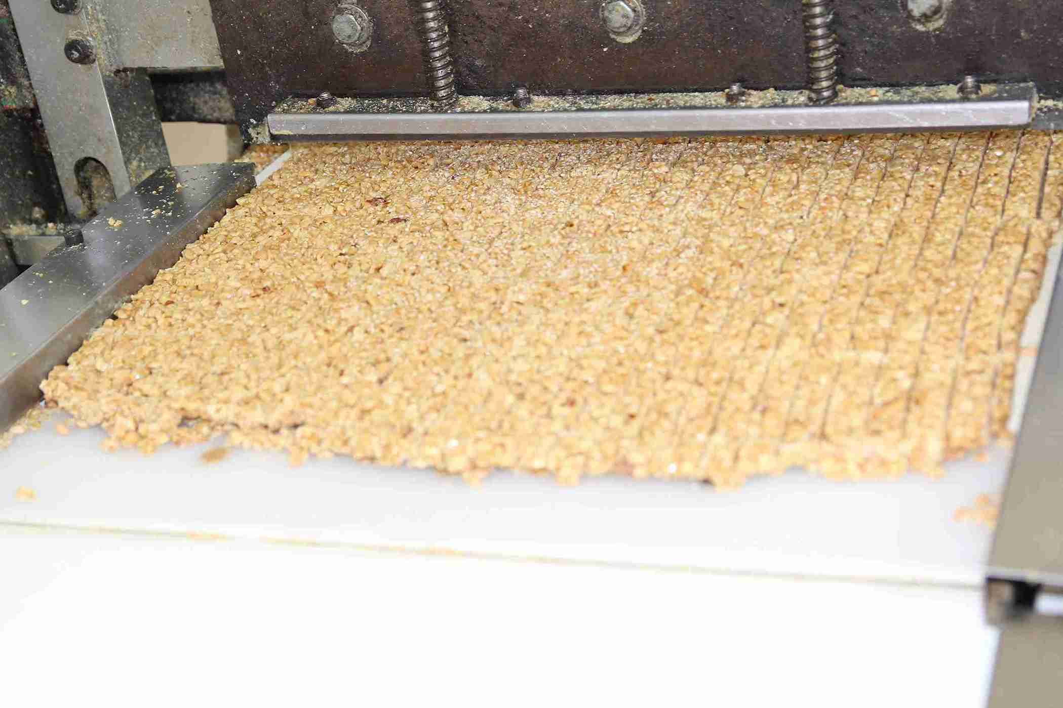 Công đoạn ép bánh cáy truyền thống tại làng Nguyễn.