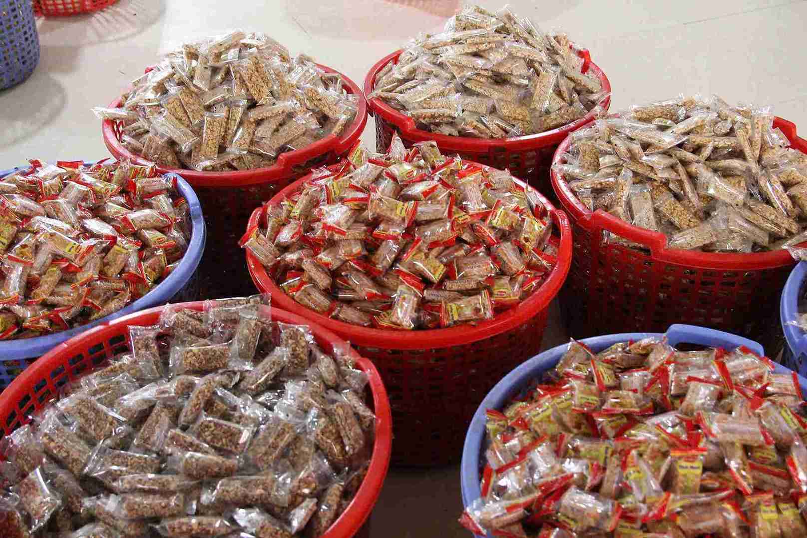 Bánh cáy Hưng Yên được đóng gói sẵn phục vụ người tiêu dùng. Ảnh: Mai Hương