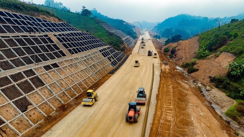 Trước mốc 19.12, hơn 3.000 cán bộ, kỹ sư, công nhân dự án kiên trì bám trụ trên hàng trăm mũi thi công để khoan núi, mở đường. Đến thời điểm hiện tại, giá trị sản lượng đạt 6.219/6.828 tỉ đồng, tương đương hơn 91% kế hoạch thông tuyến giai đoạn 1.