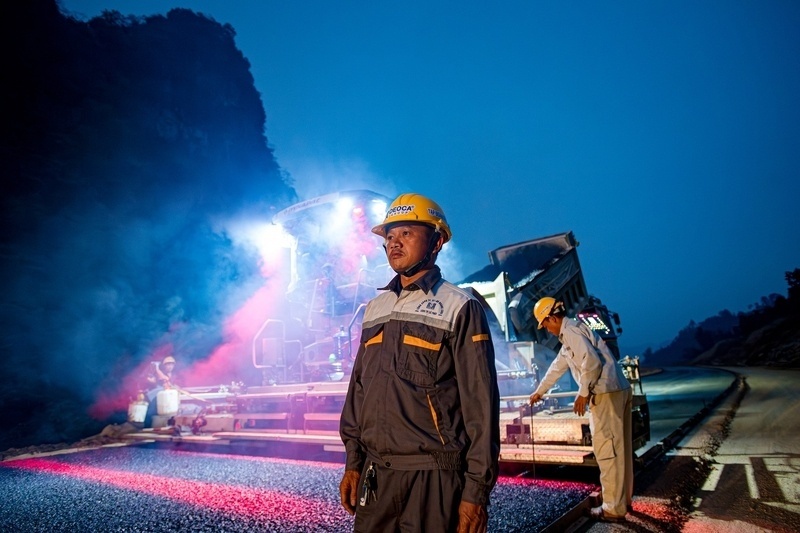 Theo sát dự án từ những ngày đầu còn trên bản vẽ, ông Phạm Duy Hiếu – Giám đốc Ban điều hành Tổng thầu – hiểu rõ áp lực của mốc thông tuyến. Nhưng ông cũng là người thường xuyên nhắc các kỹ sư không được đánh đổi chất lượng vì tiến độ.