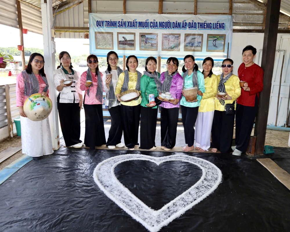 Những món ăn dân dã, mát lành được chế biến từ nguyên liệu 'cây nhà lá vườn' luôn là điểm cộng lớn, giúp du khách xua tan cái nắng xứ biển. Ảnh: Thái Bảo