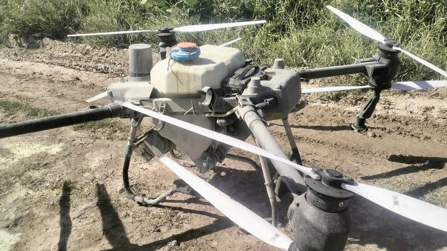 Người dân Tân Sơn sử dụng máy bay không người lái để phun thuốc, tưới nước, góp phần giảm công lao động và nâng cao hiệu quả sản xuất. z7336117827429-b56338e2842248fc7c798340019f8225.jpg