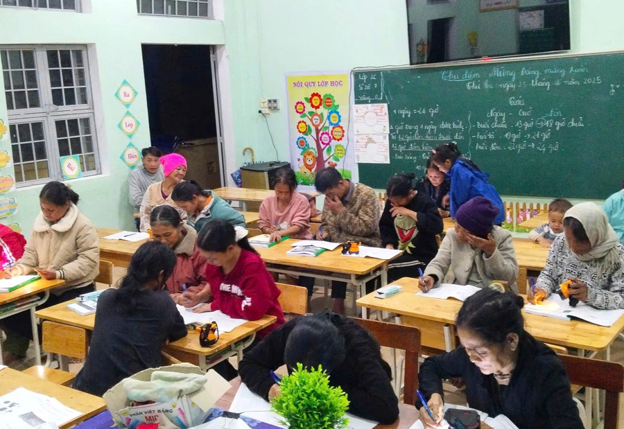 Học viên hỗ trợ, giúp đỡ nhau trong quá trình học tập. z7330324724573-b49737e7e226eb628190f4192b367461.jpg