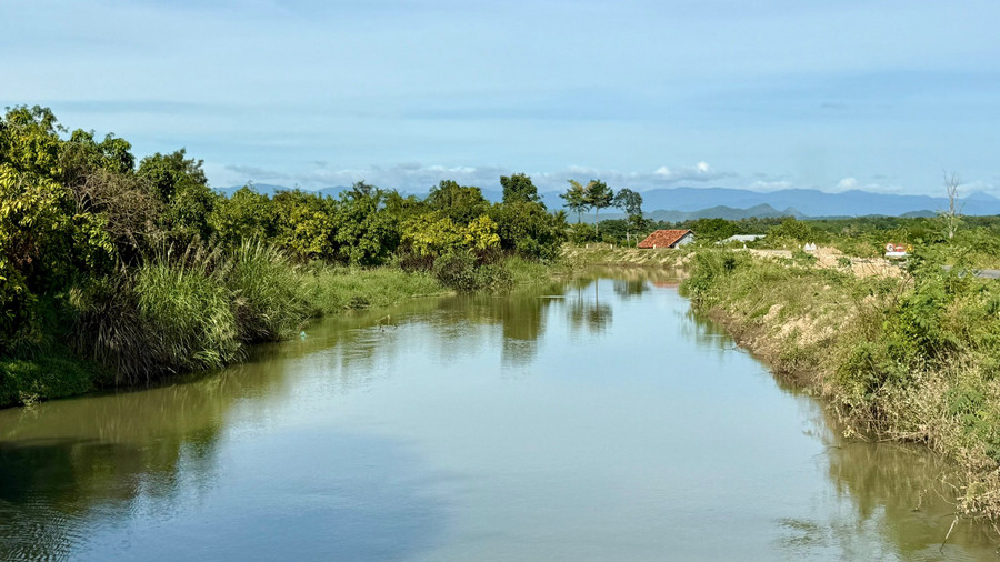 Dòng nước thủy lợi từ kênh Châu Tá 812 được đưa về phục vụ sản xuất tại thôn Tân Sơn. z7335905278911-c0b84f97b56ad54d254c6f3d2087dd58.jpg