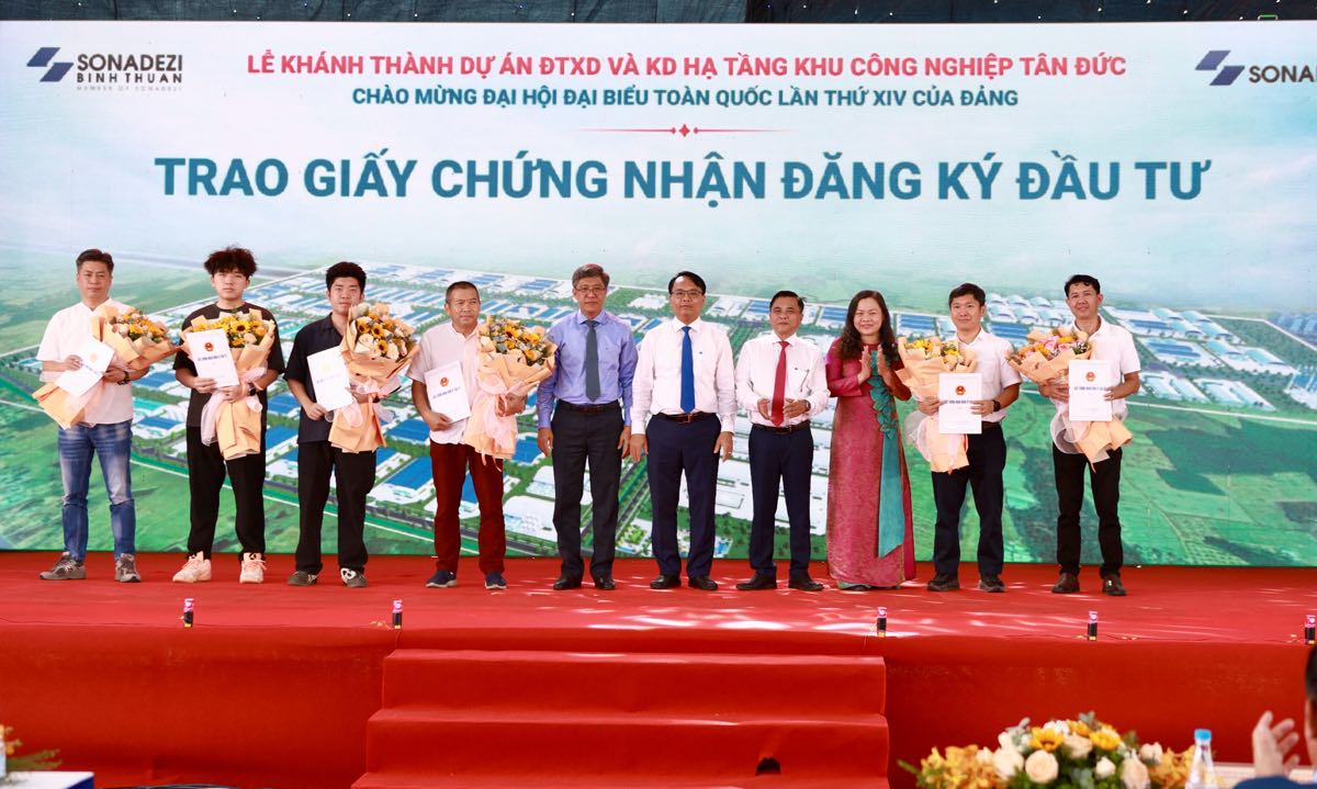 Trao Giấy chứng nhận đăng ký đầu tư cho 6 nhà đầu tư. Ảnh: Duy Tuấn