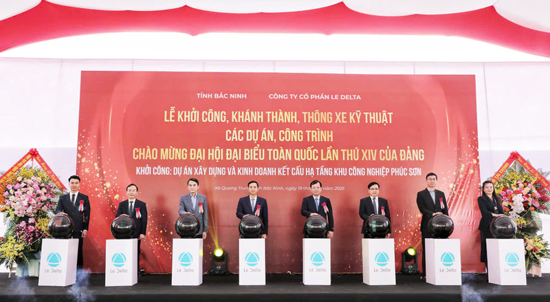 Các đại biểu thực hiện nghi thức khởi công. Ảnh TL.