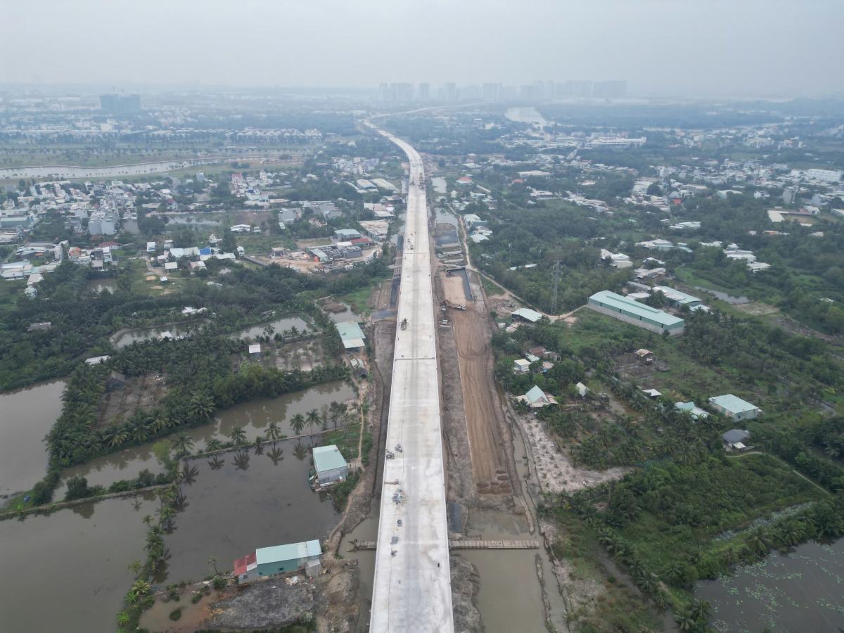 Đoạn cầu cạn đã được kết nối liền mạch từ khu vực tiếp giáp cao tốc TPHCM – Long Thành – Dầu Giây đến nút giao Tân Vạn (Bình Dương trước đây). Ảnh: Anh Tú
