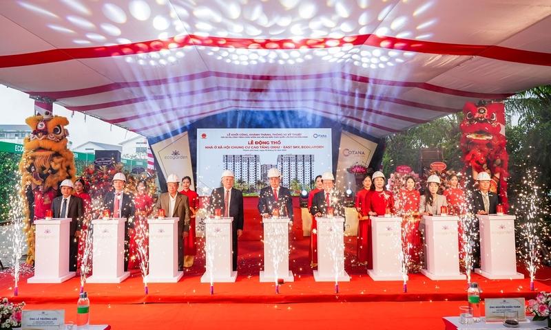 Nghi thức bấm nút khởi công nhà ở xã hội thuộc chung cư cao tầng OXH2 thuộc Dự án Khu phức hợp Thủy Vân giai đoạn 2. Ảnh: Nguyễn Tuấn