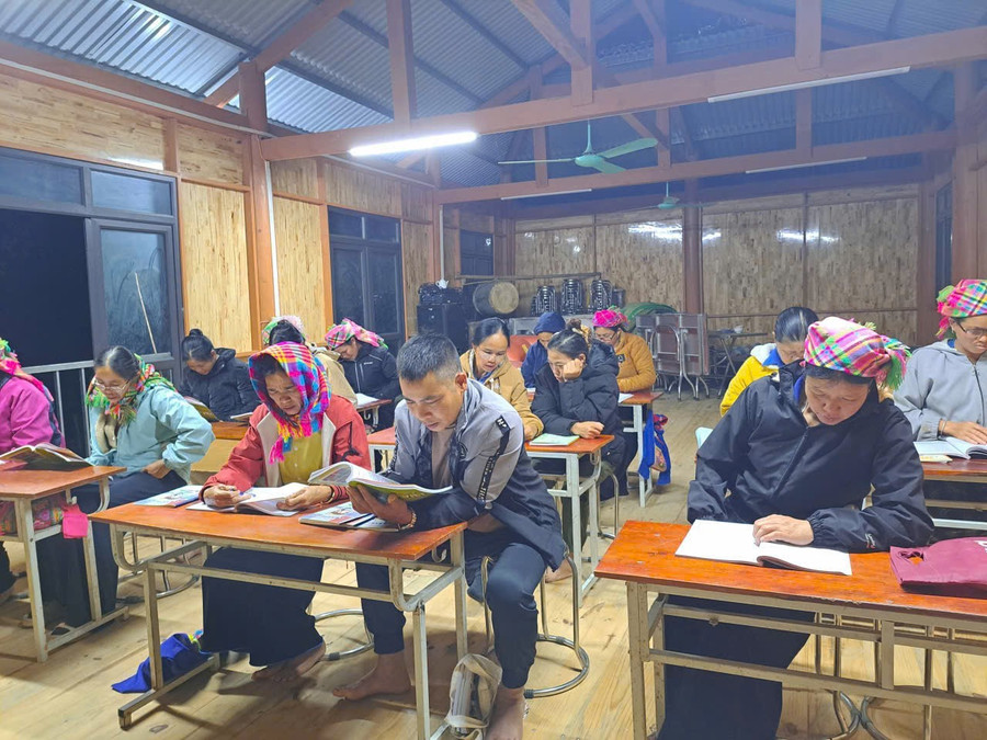 Lớp học xóa mù chữ ở bản Nà Ban, xã Than Uyên, tỉnh Lai Châu.