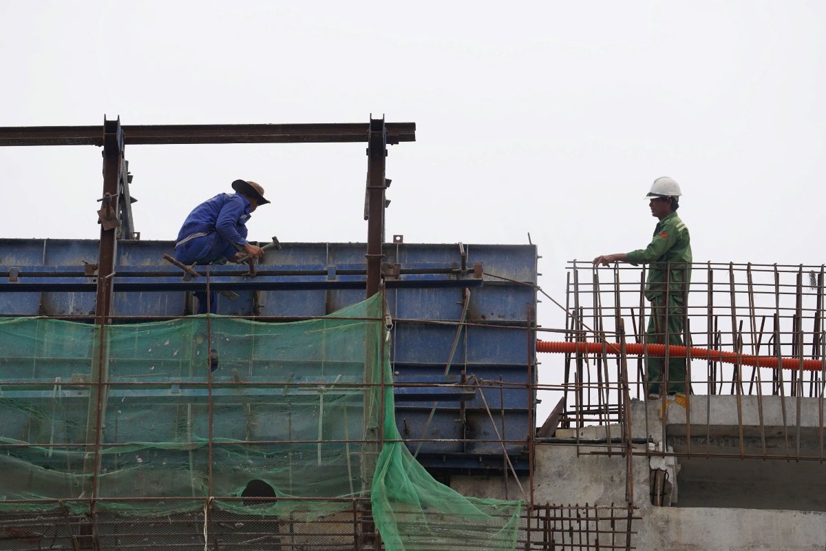 Công nhân làm việc liên tục để đưa dự án sớm hoàn thành. Ảnh: Anh Tú