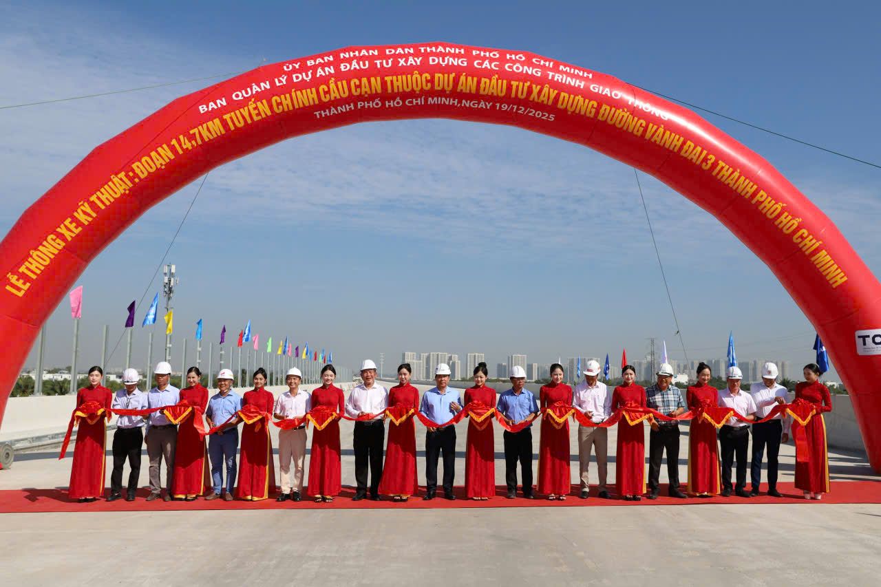 Thông xe kỹ thuật gần 15 km đoạn cầu cạn dự án Vành đai 3 TPHCM. Ảnh: Anh Tú