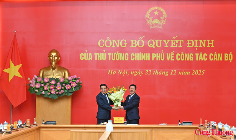 Phó Bí thư Đảng ủy Quốc hội Nguyễn Hồng Diên tặng hoa chúc mừng Quyền Bộ trưởng Bộ Công Thương Lê Mạnh Hùng.