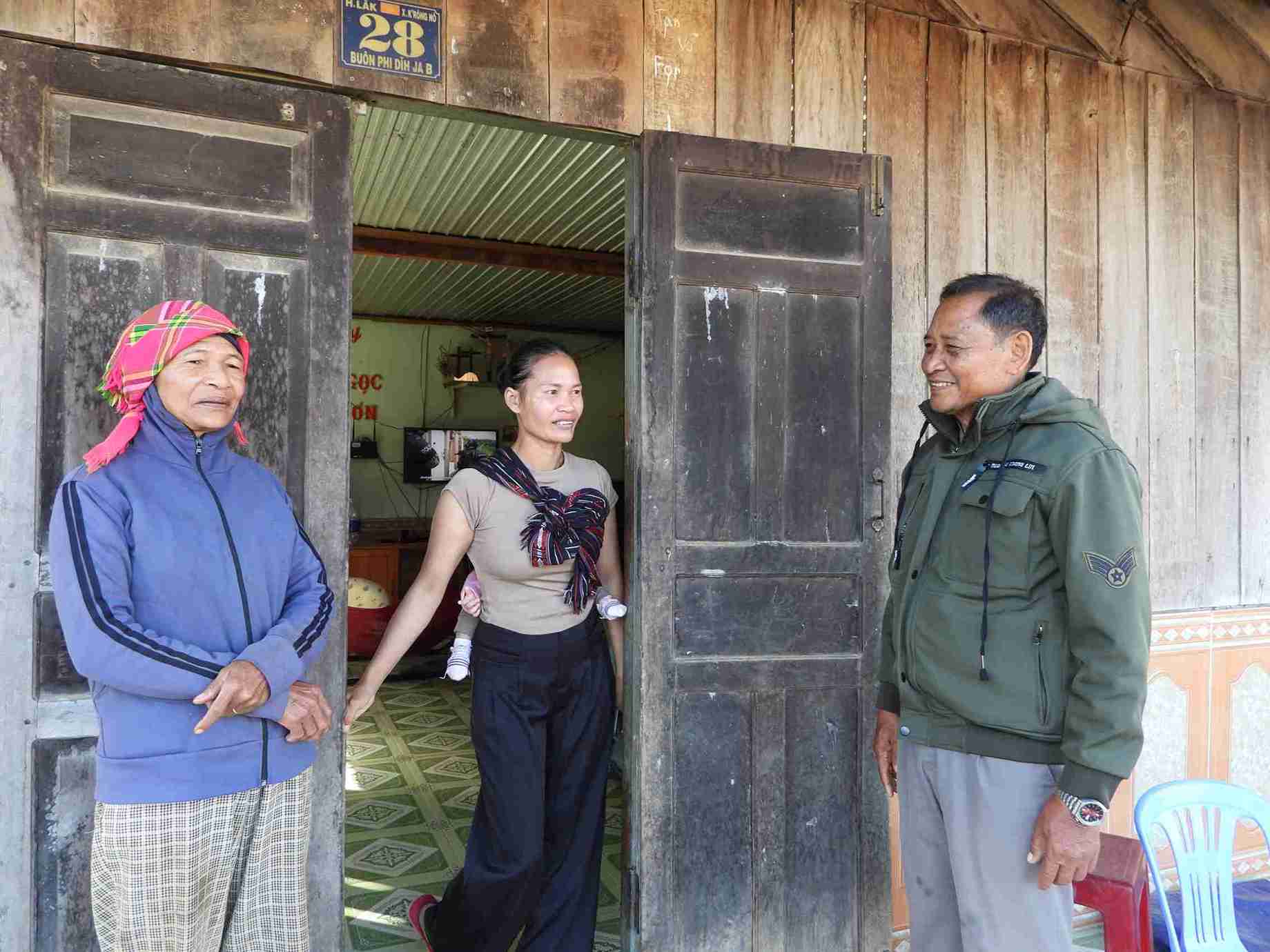 Người uy tín, trưởng buôn đang đóng vai trò quan trọng trong việc tuyên truyền phổ biến pháp luật cho bà con. Ảnh: Bảo Lâm