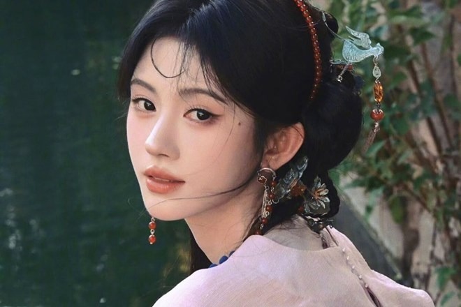 Cúc Tịnh Y và công ty quản lý đang kiện nhau vì tranh chấp hợp đồng quản lý nghệ sĩ. Ảnh Nhà sản xuất