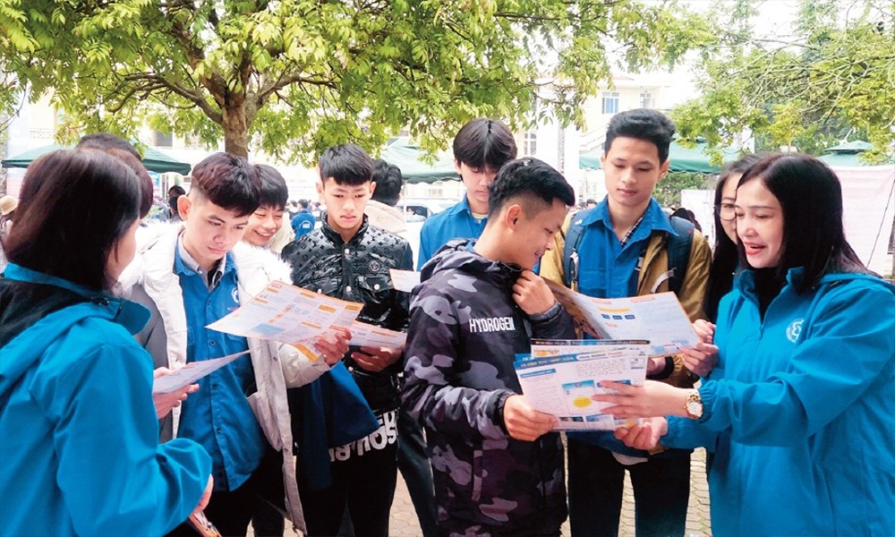 Tư vấn chnh sách BHXH, BHYT cho người lao động. Tư vấn chnh sách BHXH, BHYT cho người lao động.