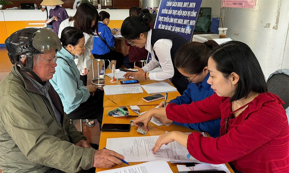 Chính sách BHXH, BHYT được coi là “lá chắn” chiến lược trong ứng phó nguy cơ an ninh phi truyền thống. Chính sách BHXH, BHYT được coi là “lá chắn” chiến lược trong ứng phó nguy cơ an ninh phi truyền thống.